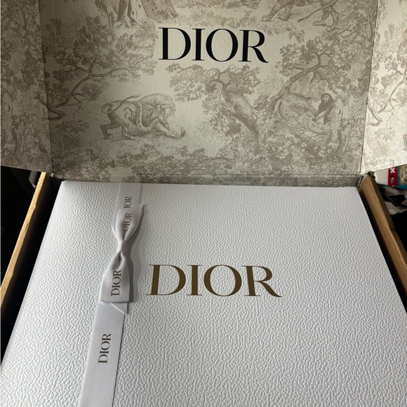 Dior Beauty Platinum gift- train case, head band, hand towel - Picture 4 of 13